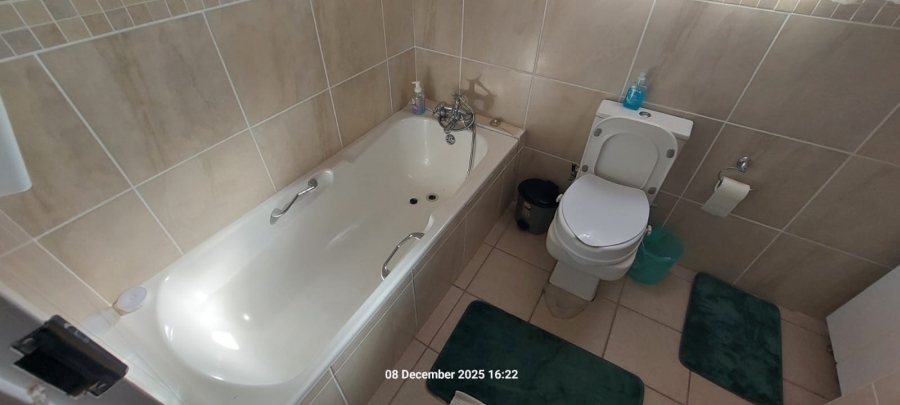 6 Bedroom Property for Sale in Wavecrest Eastern Cape